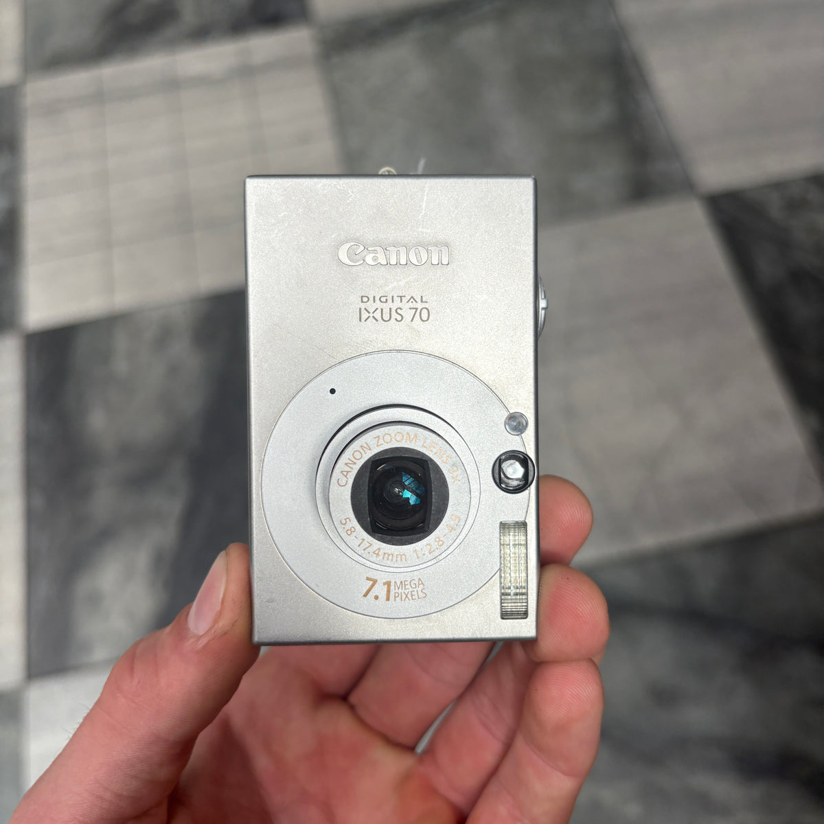 Canon IXUS 70 シルバーカメラ Canon IXUS 70 Digital Camera - Silver (7.1MP, 3x Optical