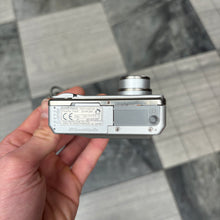 Load image into Gallery viewer, Fujifilm FinePix F401