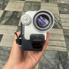 Load image into Gallery viewer, Sony Handycam CCD-TRV218e