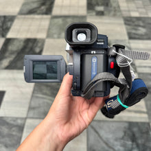 Load image into Gallery viewer, Sony Handycam CCD-TRV218e