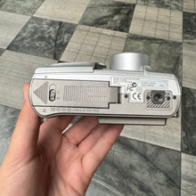 Load image into Gallery viewer, Olympus Camedia C-300 Zoom