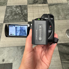 Load image into Gallery viewer, Sony Handycam HDR-XR150