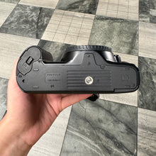 Load image into Gallery viewer, Canon EOS 3000 Body
