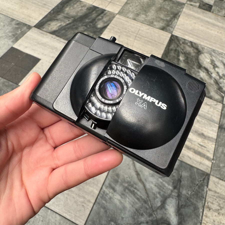 Olympus XA1