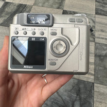 Load image into Gallery viewer, Nikon Coolpix 880